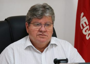 João Azevêdo visita região de Cajazeiras para entregar e inspecionar obras