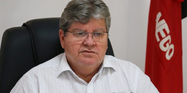 João Azevêdo visita região de Cajazeiras para entregar e inspecionar obras