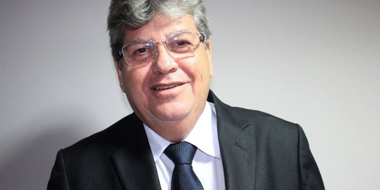 João celebra mudança na política de preços da Petrobras: “medida acertada”