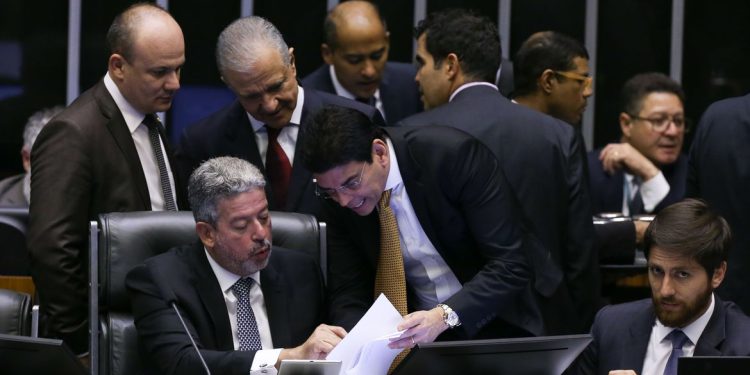Câmara Federal aprova texto-base do novo arcabouço fiscal