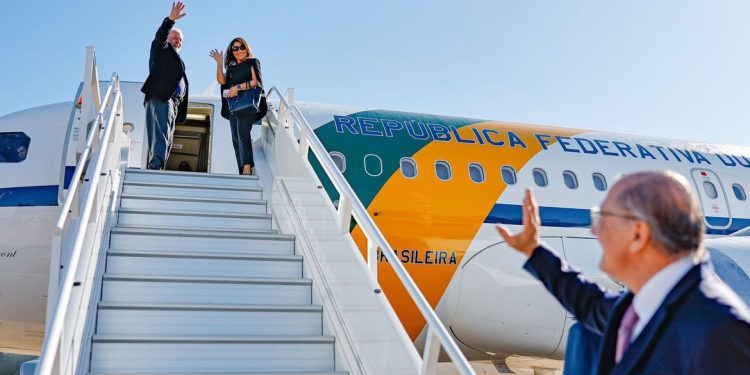 Lula embarca para a Cúpula do G7, no Japão