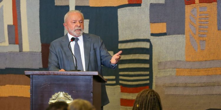 Lula reclama em reunião no Conselhão que não se pode falar de juros