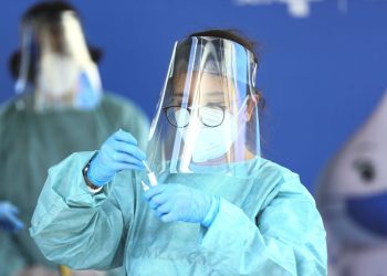 Ministra alerta que Covid-19 não acabou e vacinação segue fundamental