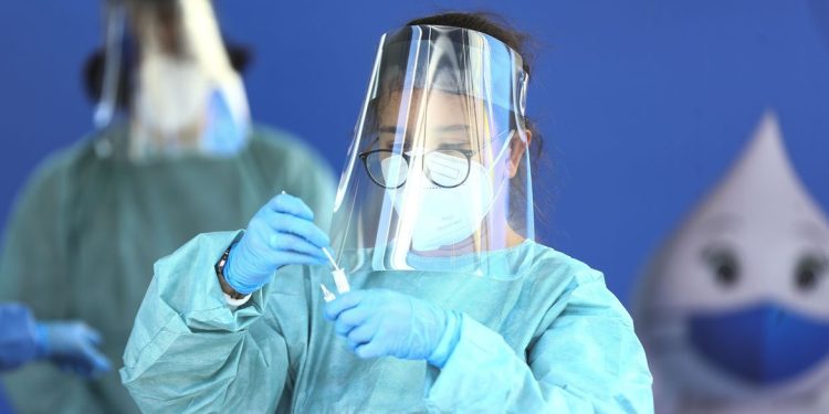 Ministra alerta que Covid-19 não acabou e vacinação segue fundamental