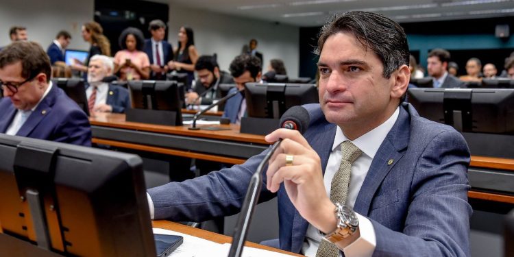Murilo Galdino defende regulamentação da profissão de musicoterapeuta
