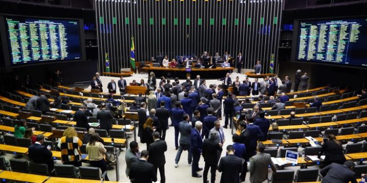 Dois deputados paraibanos votaram contra projeto do arcabouço fiscal