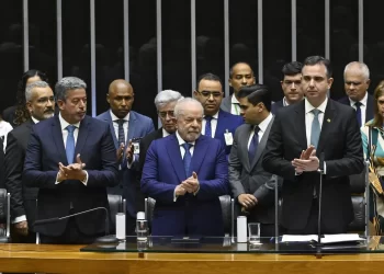Deputada propõe que Lula, parlamentares e ministros do STF recebam mesmo salário de professores