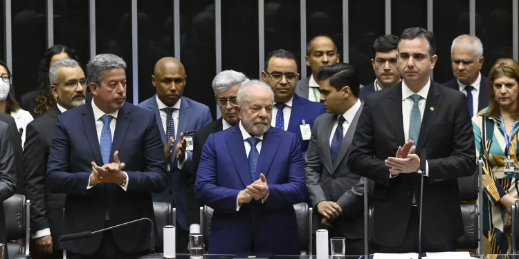 Deputada propõe que Lula, parlamentares e ministros do STF recebam mesmo salário de professores