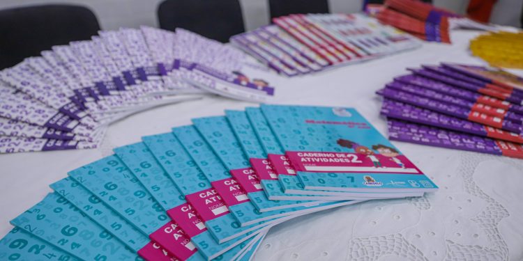 Prefeitura de Cabedelo realiza entrega de material didático do Programa Educar para Crescer
