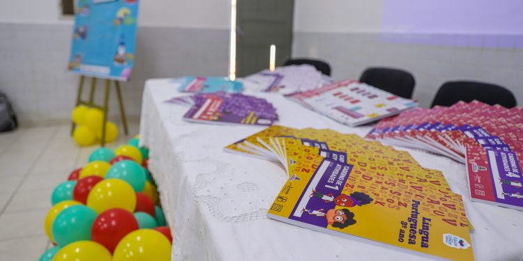 Prefeitura de Cabedelo realiza entrega de material didático do Programa Educar para Crescer