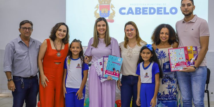 Prefeitura de Cabedelo realiza entrega de material didático do Programa Educar para Crescer