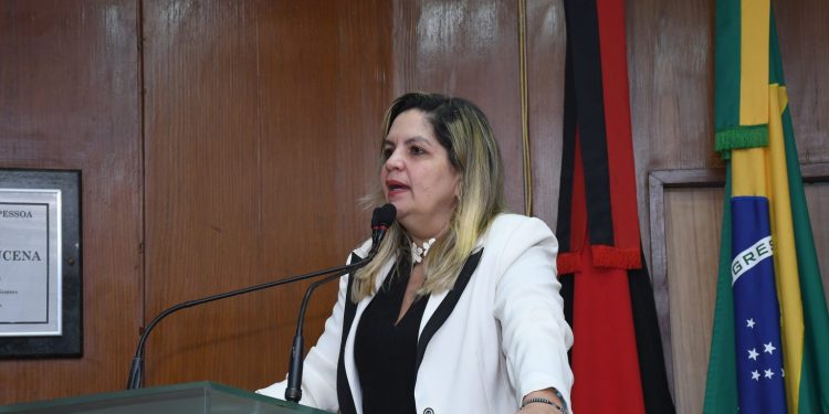 Vereadora coloca gabinete à disposição para receber denúncias sobre violência contra idosos