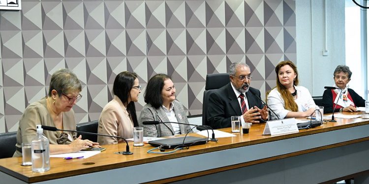 Debate na Comissão de Direitos Humanos reforça necessidade de salários iguais entre homens e mulheres