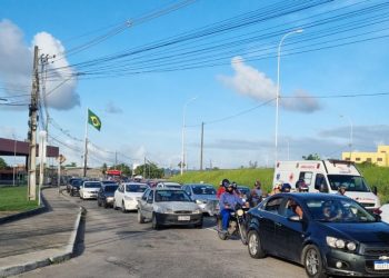 Desvio para construção de viaduto causa trânsito lento na BR-230, na Capital