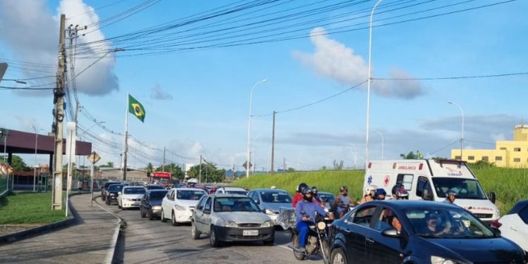 Desvio para construção de viaduto causa trânsito lento na BR-230, na Capital