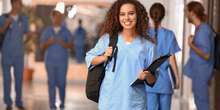 Estudo revela que busca por cursos na área da saúde cresce após pandemia