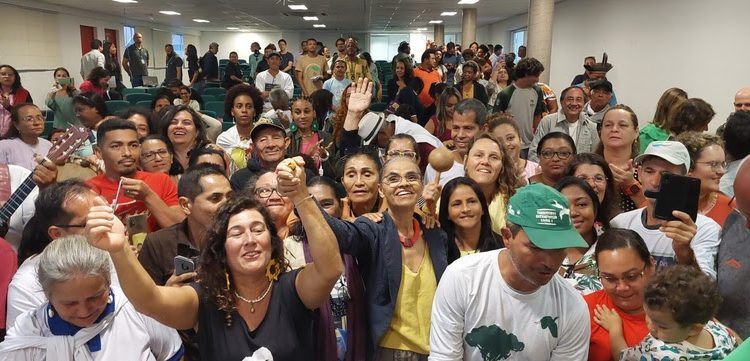 Pescadores artesanais e Marina Silva selam apoio mútuo e defendem a pesca sustentável