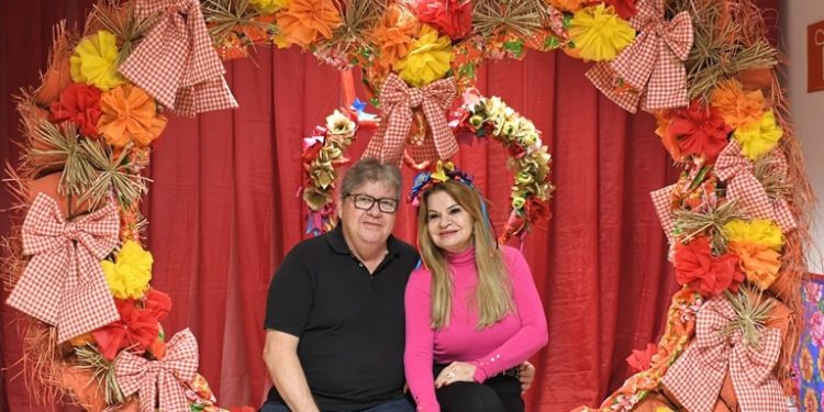 João Azevêdo prestigia exposição de 50 anos do Movimento Armorial, em Campina Grande