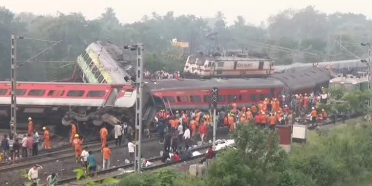 Número de mortos chega a 288 após acidente com trens na Índia