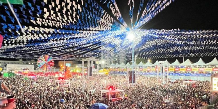 Em noite contagiante, São João de Patos 2023 inicia com shows regionais e nacionais no Terreiro do Forró