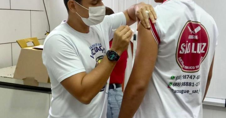 Secretaria Municipal de Bayeux realiza ação de vacinação contra a Influenza no Mercado Público da Imaculada