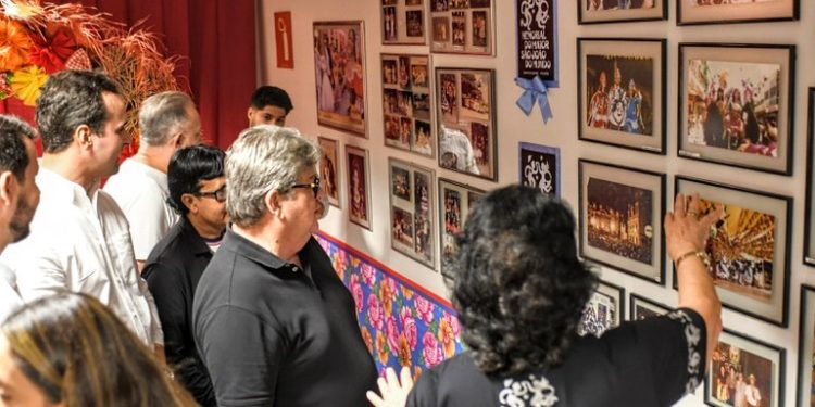 João Azevêdo prestigia exposição de 50 anos do Movimento Armorial, em Campina Grande