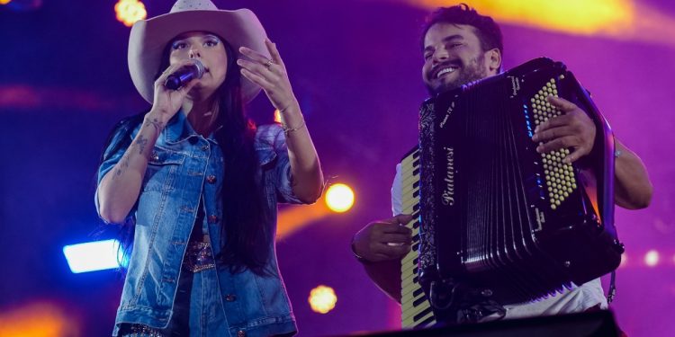 Shows de Ana Castela, Walkyria Santos e Rodolfo Lopes arrastam multidão em Santa Luzia