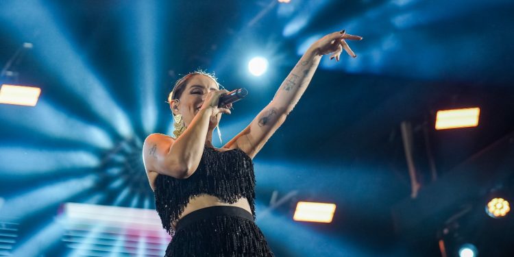 Shows de Ana Castela, Walkyria Santos e Rodolfo Lopes arrastam multidão em Santa Luzia