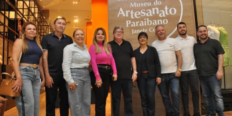 João Azevêdo prestigia exposição de 50 anos do Movimento Armorial, em Campina Grande