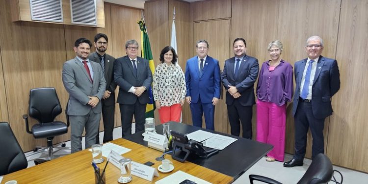 João Azevêdo discute pagamento do piso da enfermagem e destaca êxito dos programas Opera Paraíba e Coração Paraibano no Ministério da Saúde