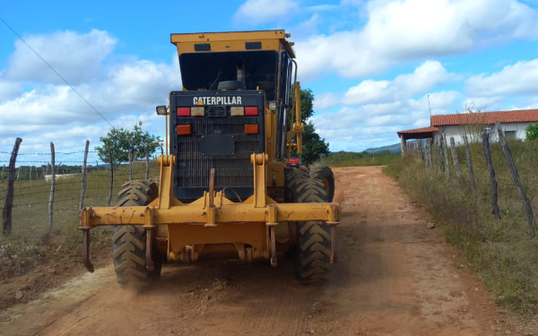 Ação no campo: Prefeitura de Cajazeiras inicia programa de recuperação de estradas vicinais