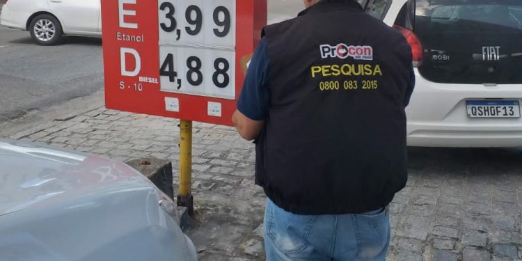 Procon-JP fiscaliza postos sobre redução de R$ 0,13 no preço da gasolina