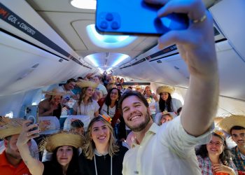 Com festa, Bruno recepciona turistas em avião da Gol que chega a CG para ‘O Maior São João do Mundo’