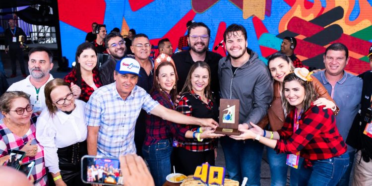 Bruno recebe troféu por novos recordes conquistados com o Maior Quadrilhão Junino e o Maior Bolo de Milho do Mundo