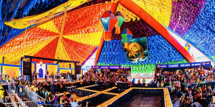 Bruno recebe troféu por novos recordes conquistados com o Maior Quadrilhão Junino e o Maior Bolo de Milho do Mundo