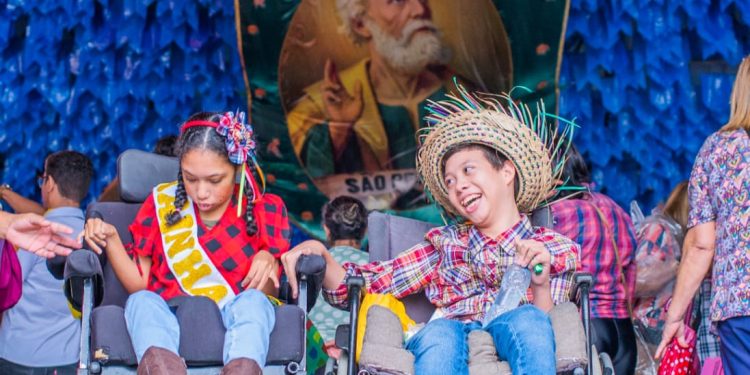 Bruno recebe troféu por novos recordes conquistados com o Maior Quadrilhão Junino e o Maior Bolo de Milho do Mundo