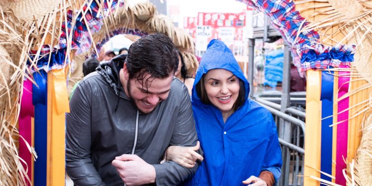 Bruno recebe troféu por novos recordes conquistados com o Maior Quadrilhão Junino e o Maior Bolo de Milho do Mundo