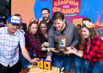 Bruno recebe troféu por novos recordes conquistados com o Maior Quadrilhão Junino e o Maior Bolo de Milho do Mundo