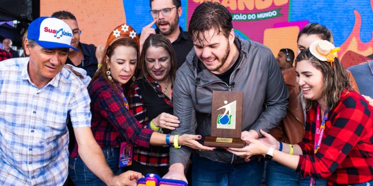 Bruno recebe troféu por novos recordes conquistados com o Maior Quadrilhão Junino e o Maior Bolo de Milho do Mundo