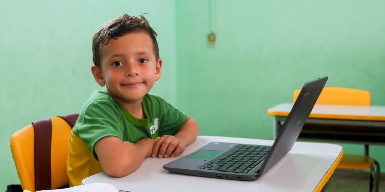 Escolas municipais de Campina Grande iniciam aplicação de provas digitais por meio dos Chromebooks