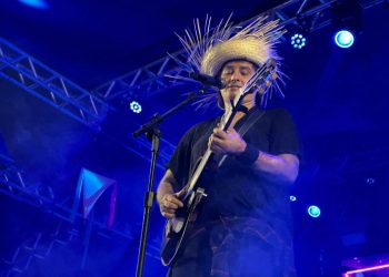 Mesmo com chuva, público canta junto com Berinho Lima, James Sousa e Vicente Nery