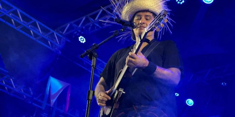 Mesmo com chuva, público canta junto com Berinho Lima, James Sousa e Vicente Nery
