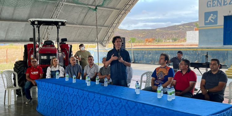 Veneziano entrega trator à população de São José do Sabugi, fruto de emenda de sua autoria no valor de R$ 250 mil