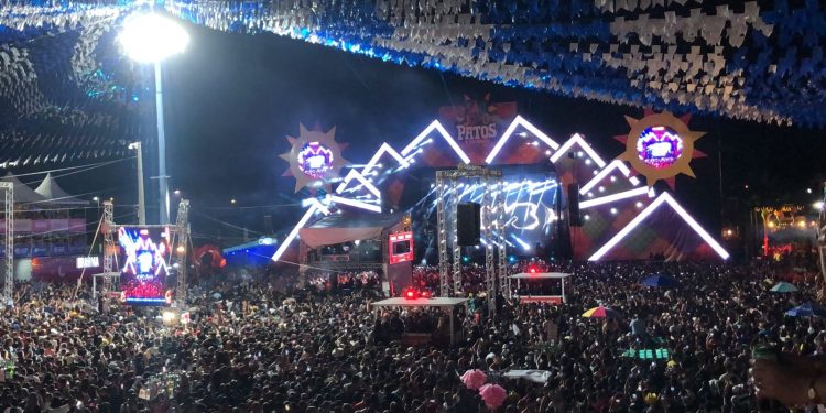 Terreiro do Forró tem sucesso de público na 3ª noite do São João de Patos