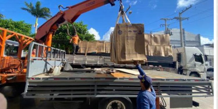 Prefeitura de Pedras de Fogo adquire TVs e freezers para escolas municipais