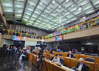 Sob protestos, regulamentação de motoristas por aplicativos é sancionada; entenda
