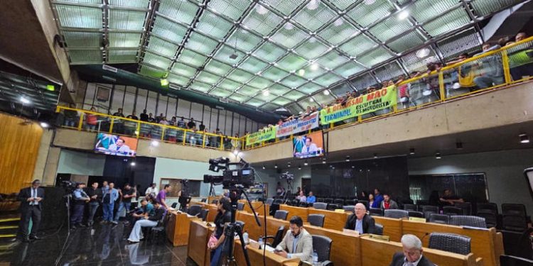 Sob protestos, regulamentação de motoristas por aplicativos é sancionada; entenda