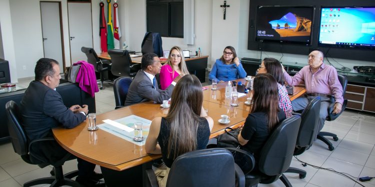 Nominando Diniz recebe visita de Damião Feliciano que promete intermediar estudo do Cosems-PB com bancada federal