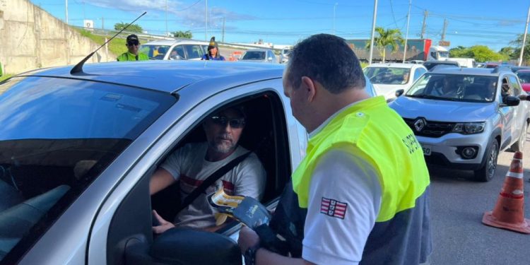 Semob-JP encerra atividades do Maio Amarelo com comando educativo no Viaduto Eduardo Campos