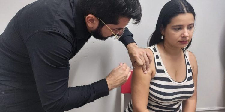 Prefeitura reforça que as vacinas contra Influenza e Covid-19 podem ser tomadas no mesmo dia e local